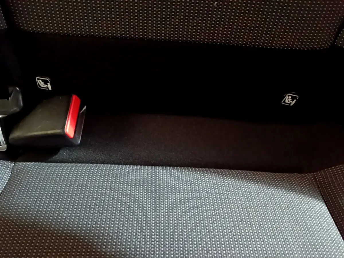 Gros plan sur la banquette arrière noire de la Citroën C3 avec ceintures de sécurité et fixations Isofix visibles.