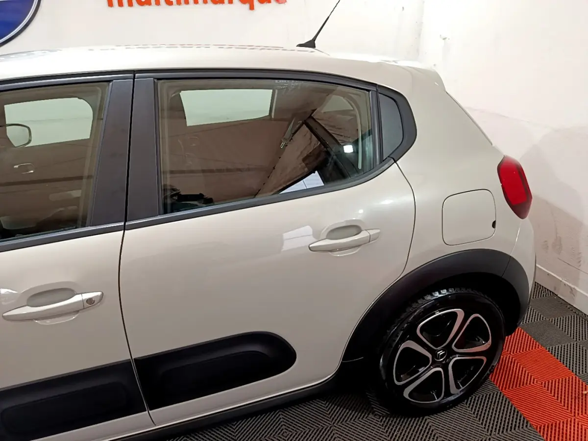 Vue latérale droite d'une Citroën C3 beige 2022 avec protections noires sur les portes et jantes alliage distinctives.