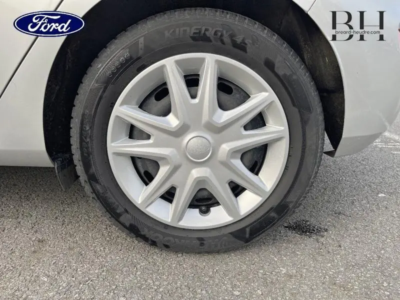 Gros plan sur la roue avant droite d'une Ford Fiesta 2020 gris lunaire avec enjoliveur argenté au design étoilé.