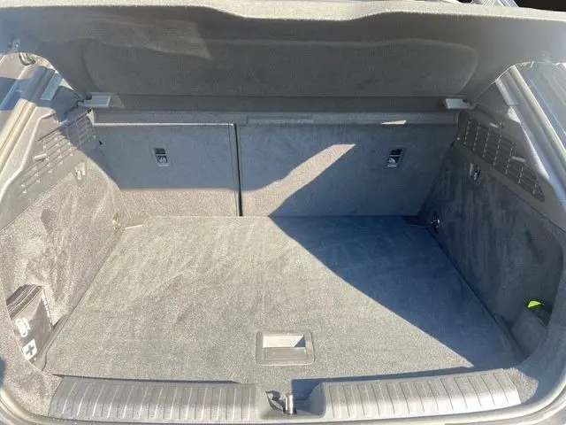 Vue intérieure du coffre spacieux et gris foncé de l'Audi A3 30 TDI Business Line 2021, avec banquette rabattable 2/3-1/3.