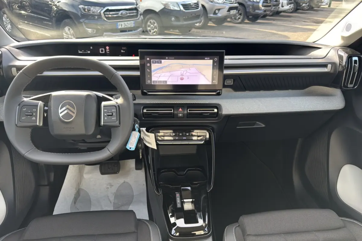 Intérieur avant du Citroën C3 Aircross 2025 avec tableau de bord moderne et écran tactile central visible.