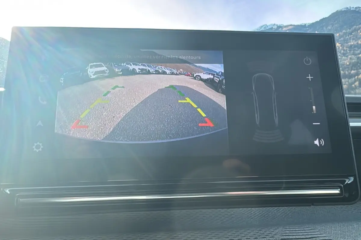 Écran tactile intérieur montrant la caméra de recul et les capteurs de stationnement du Citroën C3 Aircross gris mercury 2025.