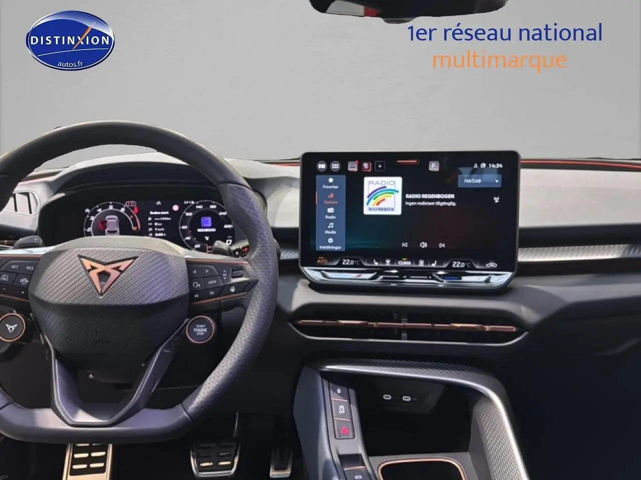 Vue intérieure du tableau de bord de la CUPRA TERRAMAR 2025, avec volant cuir noir et écran tactile central.