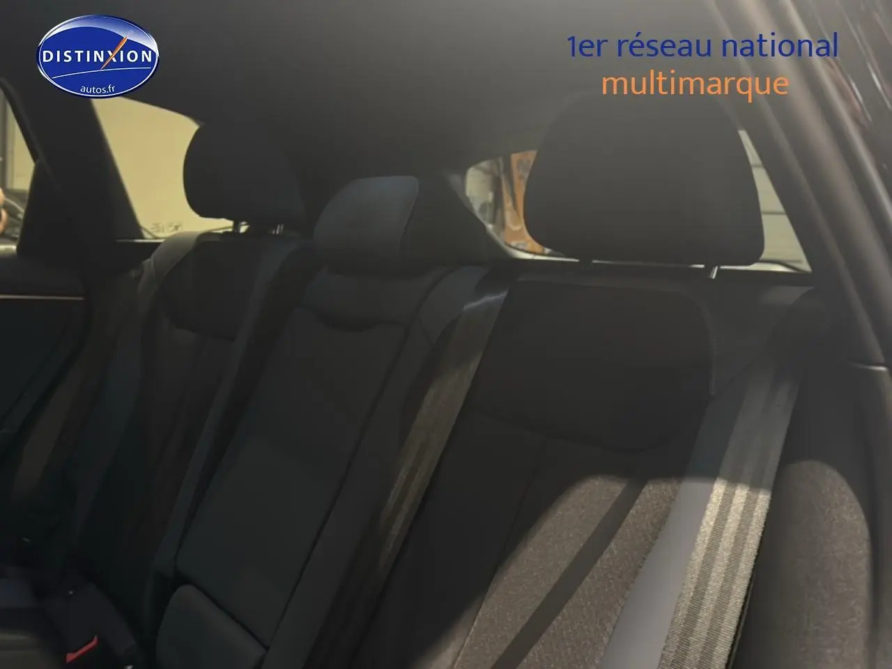 Vue intérieure sur la banquette arrière noire d'un CUPRA TERRAMAR 2025 avec ceintures de sécurité visibles.