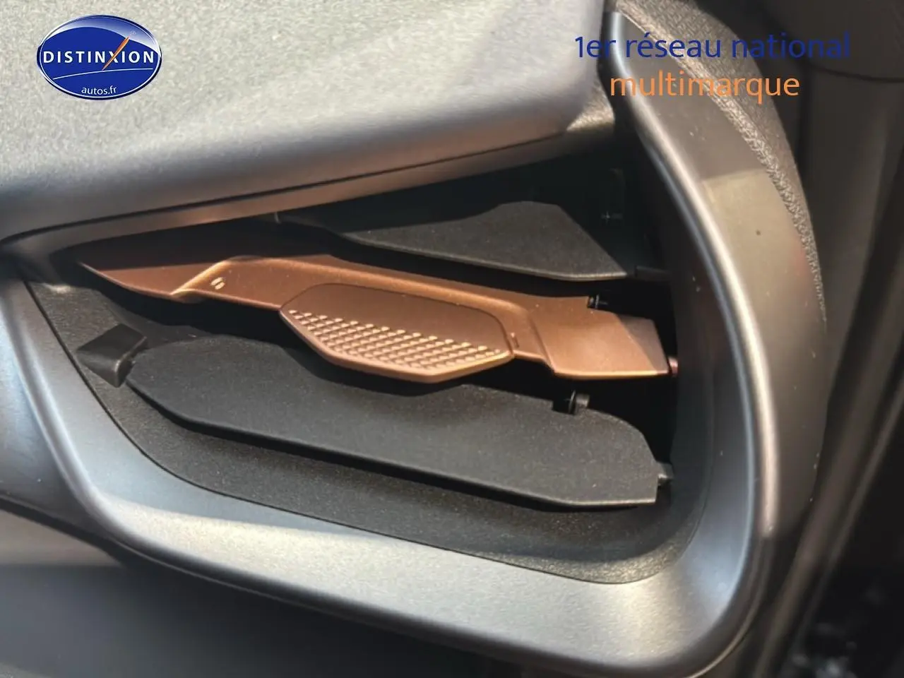 Gros plan sur la grille d’aération droite intérieure du CUPRA TERRAMAR noir, avec détails en bronze mat.