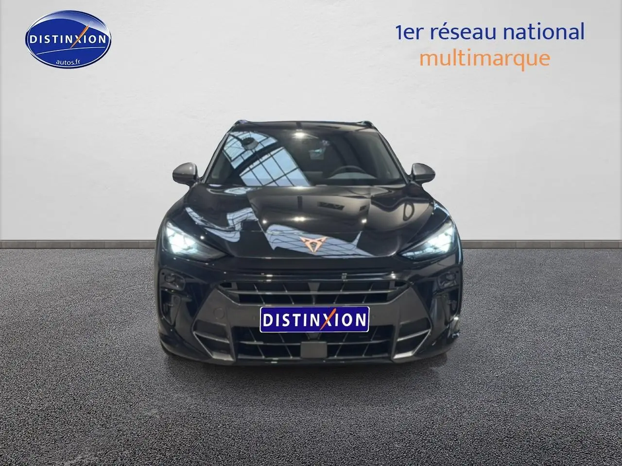 Vue avant d'un CUPRA TERRAMAR noir 2025 avec phares LED allumés et calandre imposante au centre.