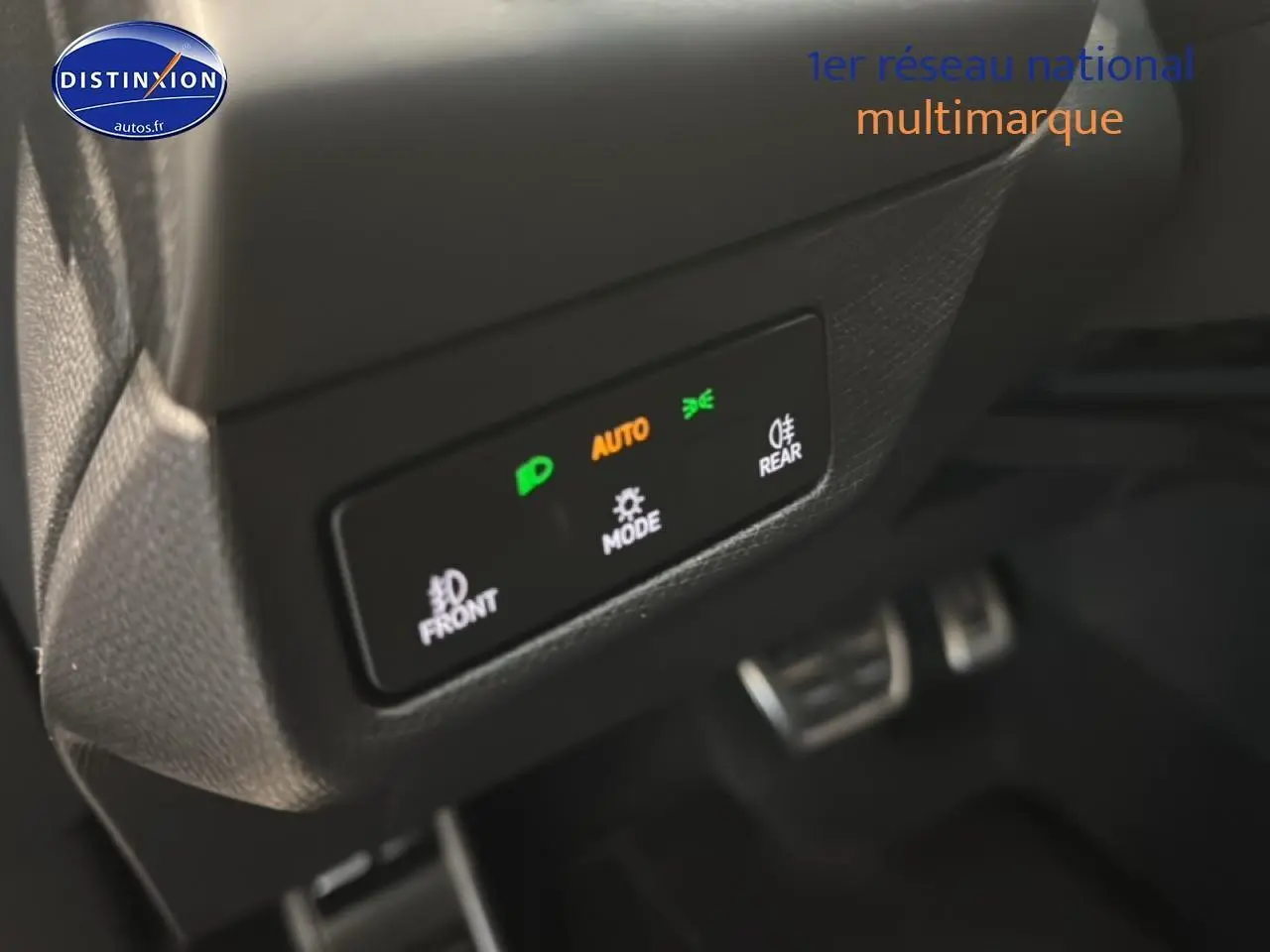 Gros plan sur les commandes d'éclairage du tableau de bord d'une CUPRA TERRAMAR noire, version 2025.