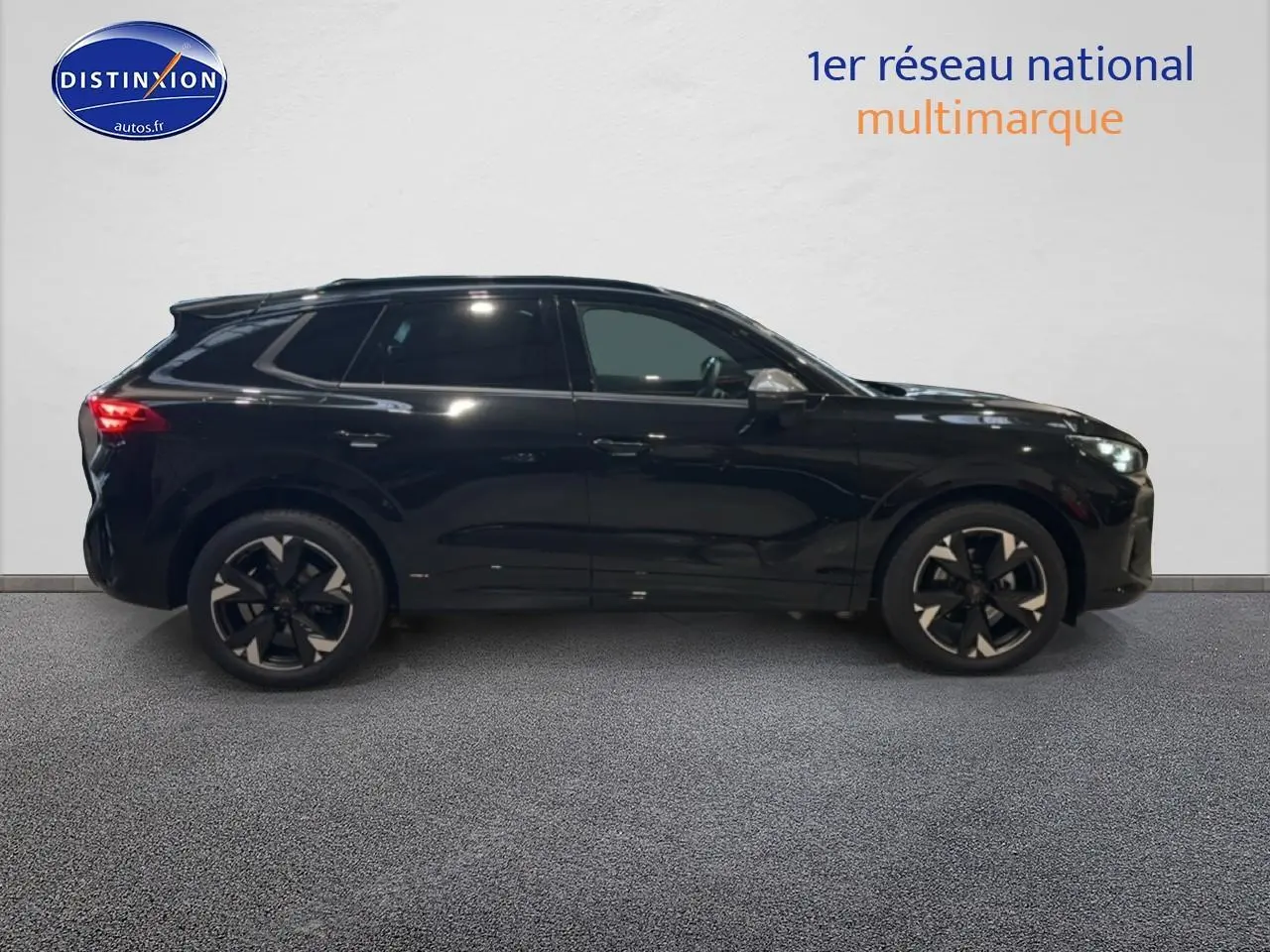 Vue de profil côté gauche d'un SUV CUPRA TERRAMAR noir avec jantes 19 pouces et vitres surteintées.