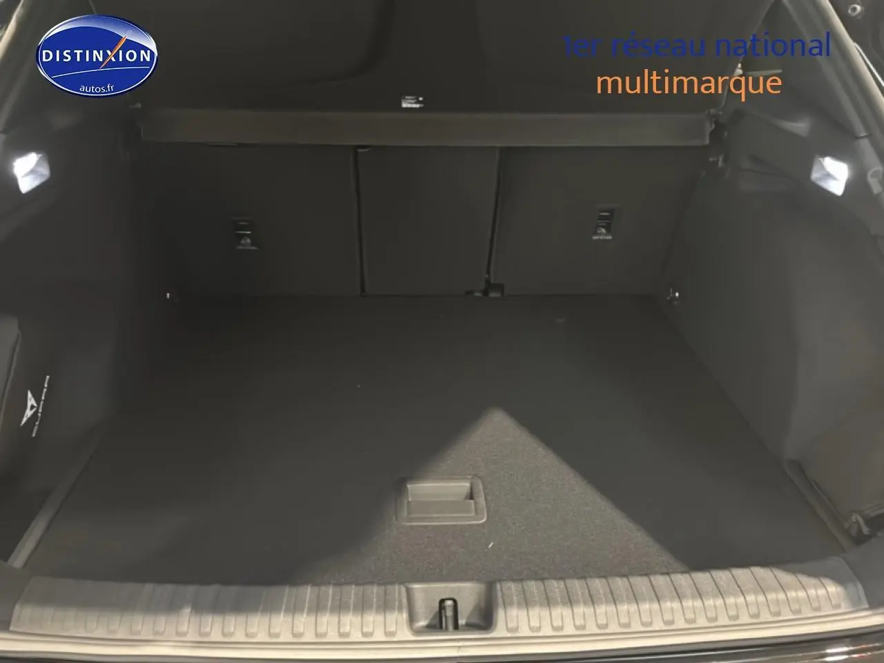 Coffre ouvert noir de la CUPRA TERRAMAR 2025, vue arrière montrant l'espace de chargement vide et tapis plat.