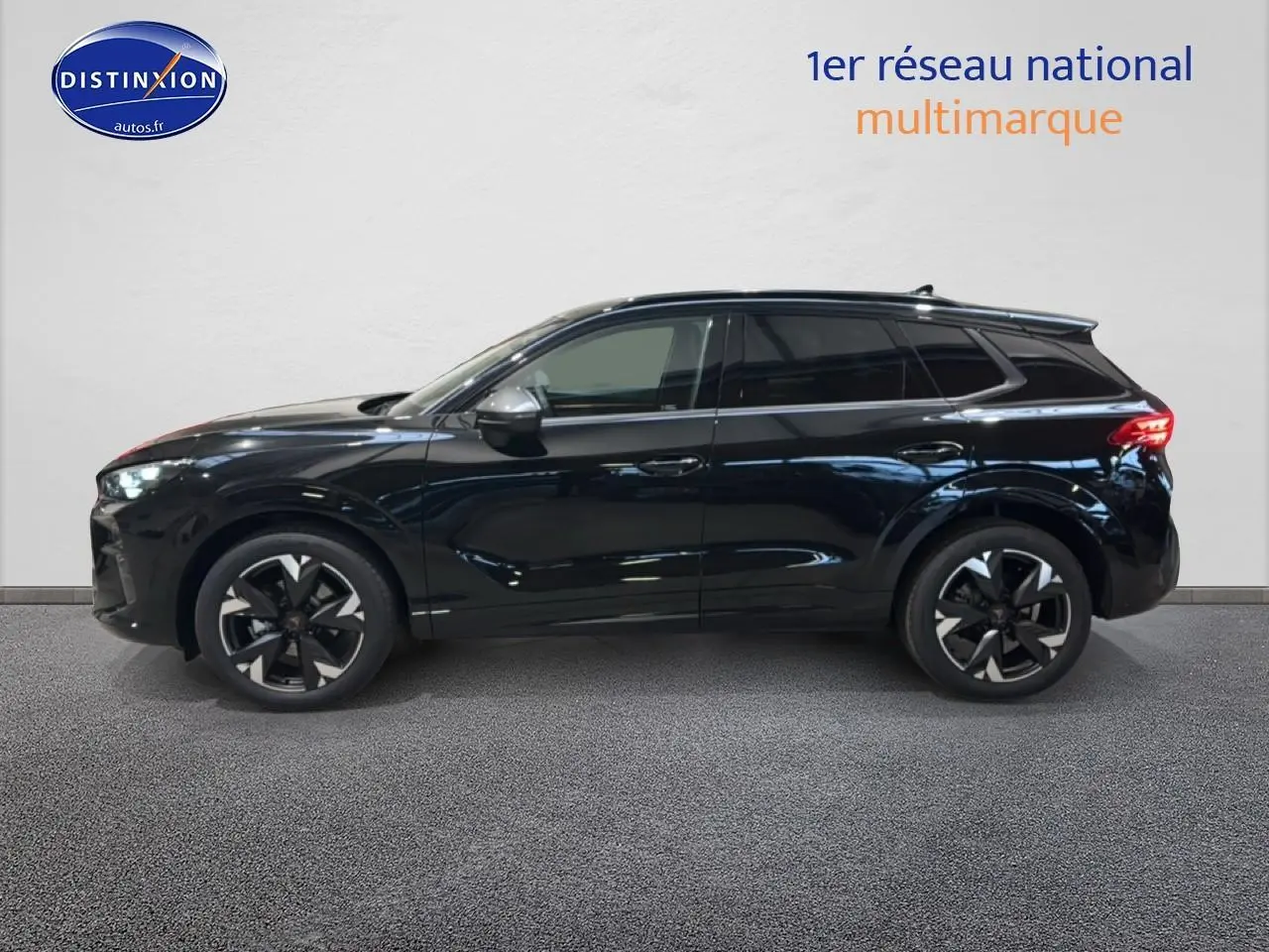 Vue de profil côté gauche d’un SUV CUPRA TERRAMAR noir 2025 avec jantes alu noires et feux arrière LED allumés.