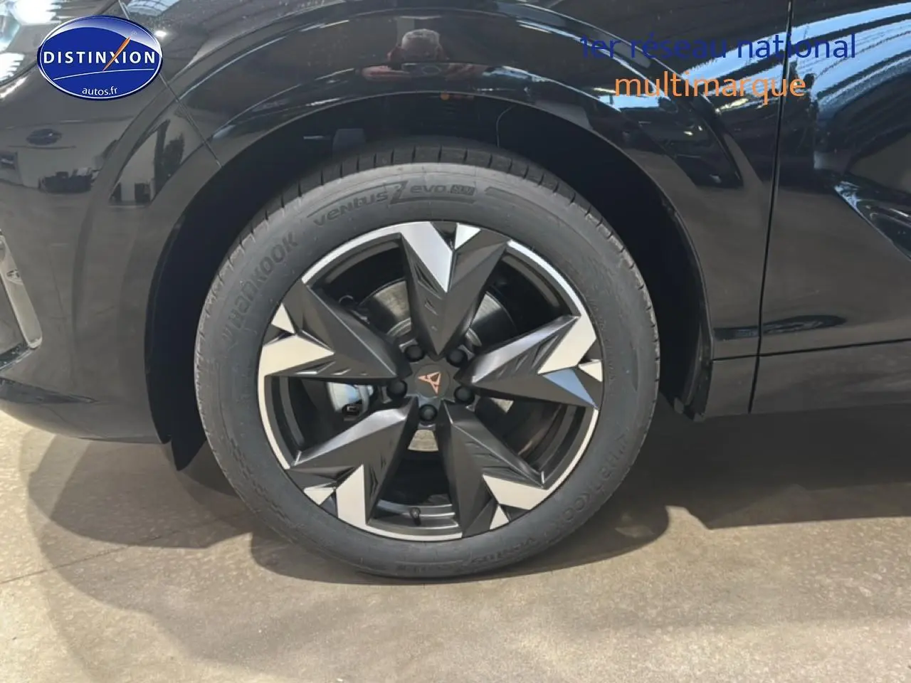 Gros plan sur la roue avant gauche noire avec jante alu 19 pouces au design géométrique du CUPRA TERRAMAR noir 2025.