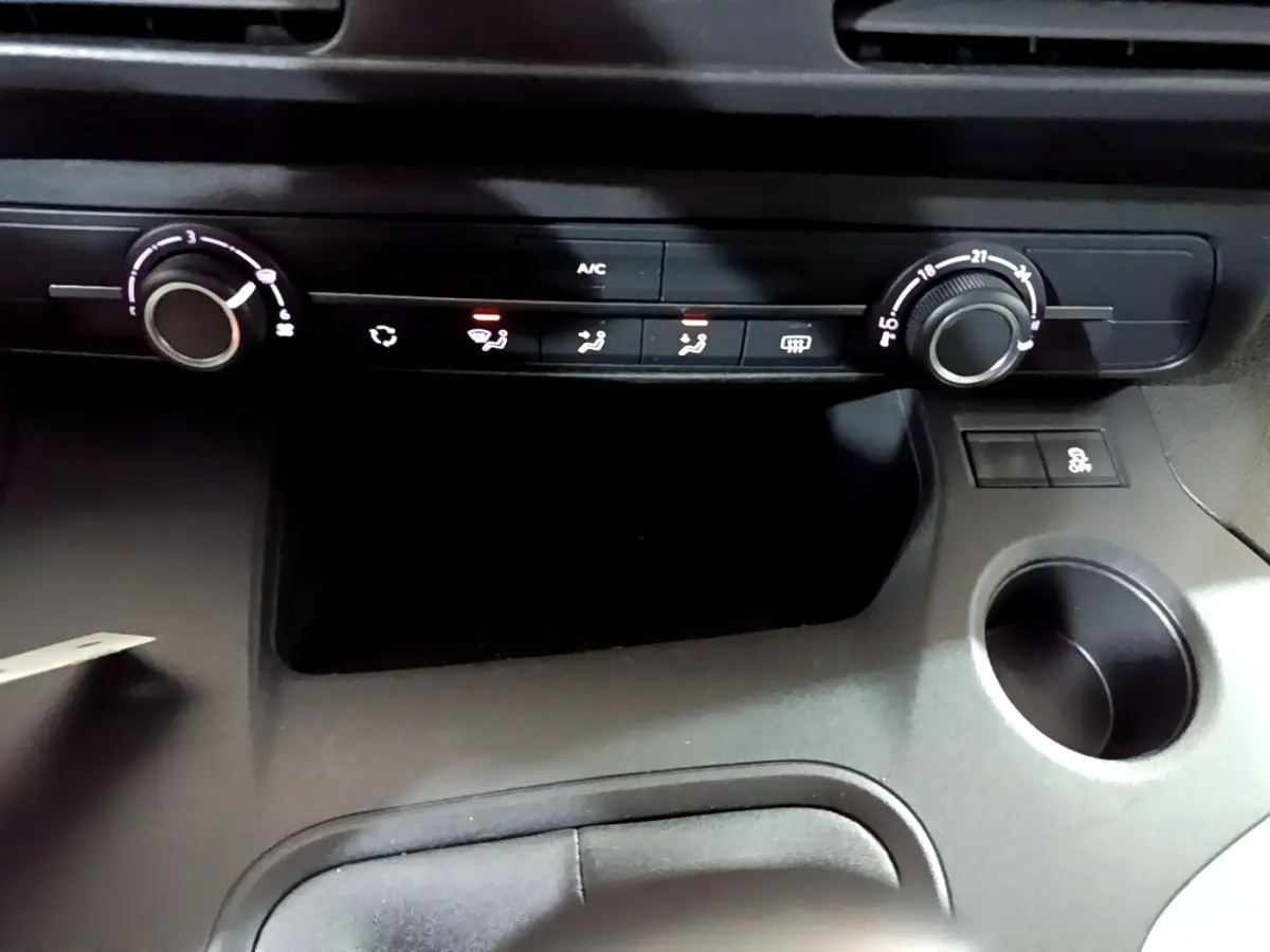 Détail de la console centrale avec commandes de climatisation et bouton antipatinage du Citroën Berlingo XL blanc 2019.