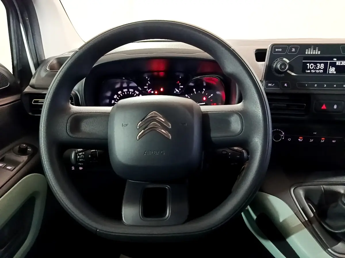 Vue intérieure centrée sur le volant noir du Citroën Berlingo XL 2019 avec tableau de bord et console noire.