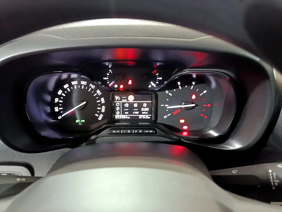 Vue rapprochée du tableau de bord et compteur digital du Citroën Berlingo XL blanc de 2019, affichage allumé.