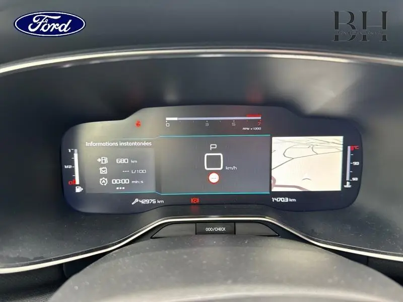 Tableau de bord numérique d'une Citroën C5 Aircross gris acier, affichage multifonction et navigation, vue frontale rapprochée.