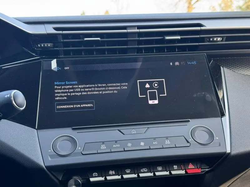 Vue rapprochée de la console centrale de la Peugeot 308 2025, écran tactile affichant la fonction Mirror Screen.
