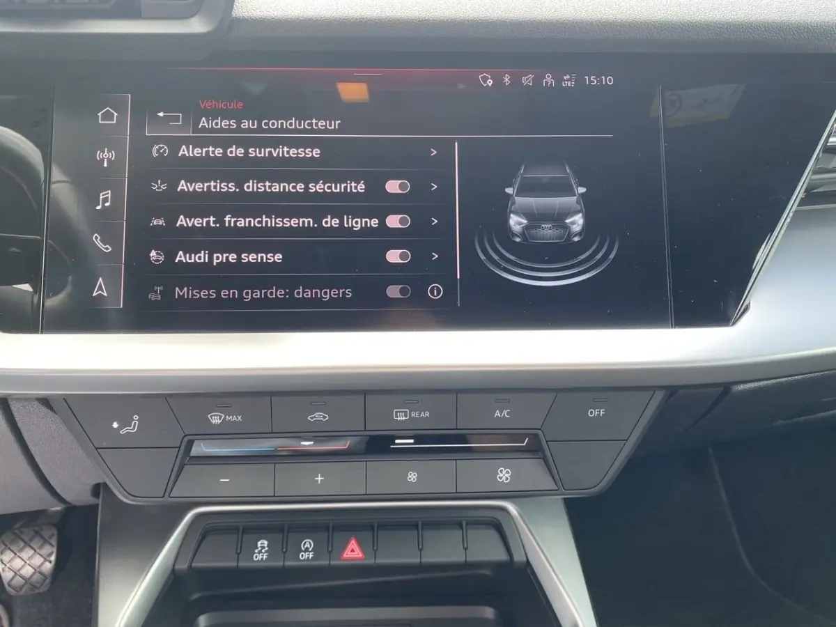 Vue rapprochée de l'écran tactile central et des commandes de climatisation de l'Audi A3 30 TFSI S Line 2021.