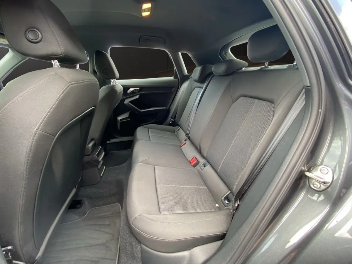 Vue intérieure arrière côté droit sur la banquette grise foncée de l'Audi A3 30 TFSI 110 S Line 2021.