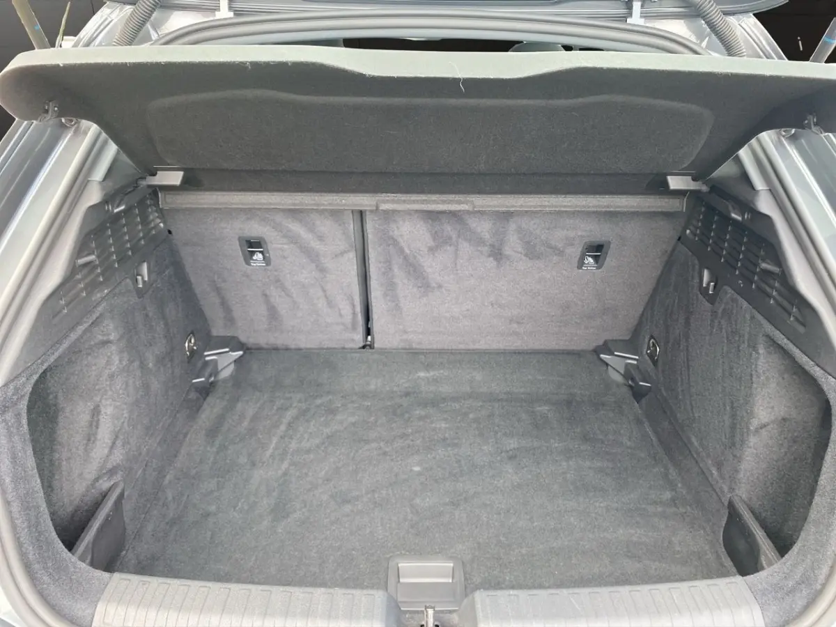 Coffre ouvert de l'Audi A3 30 TFSI S Line gris foncé, montrant un espace de chargement propre et spacieux.