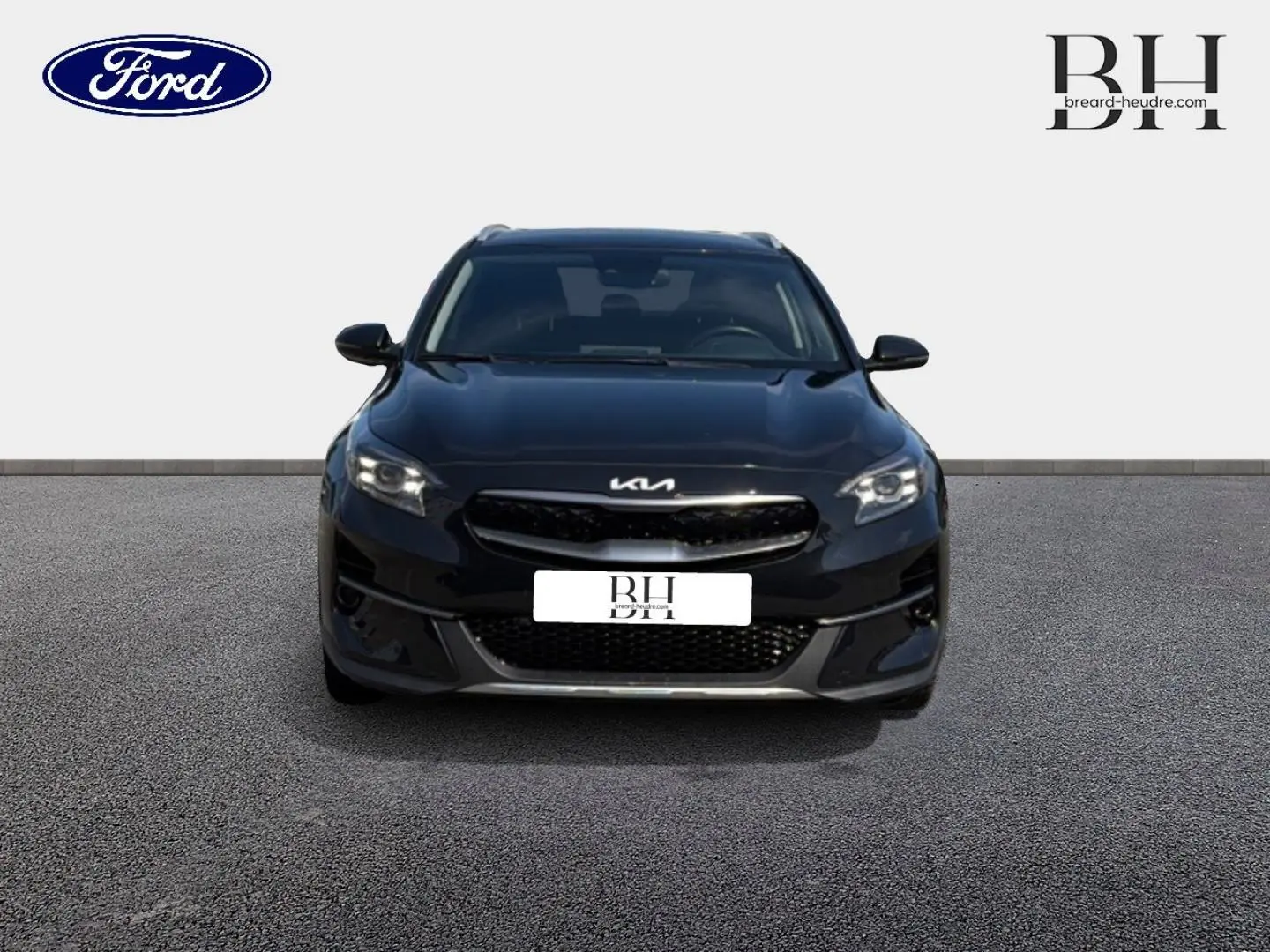 Vue avant d'un KIA Xceed noir Basalte métallisé avec calandre noire et logo KIA moderne sur fond neutre.