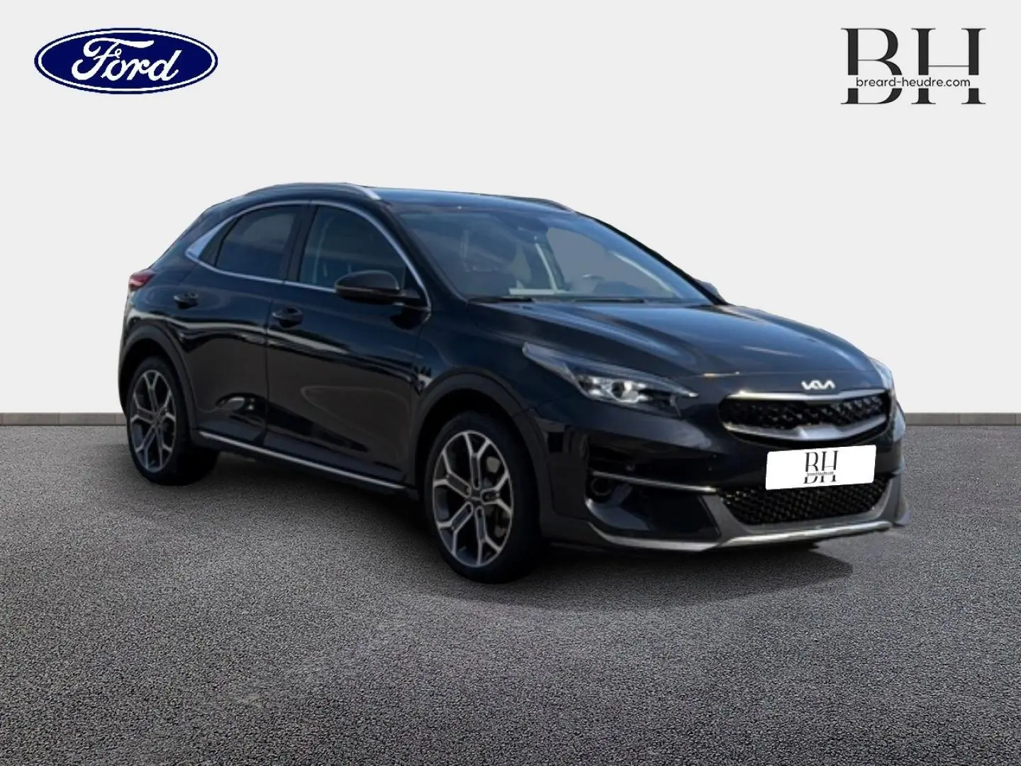 KIA Xceed hybride noir Basalte métallisé en 3/4 avant, avec jantes alliage et calandre distinctive noire.