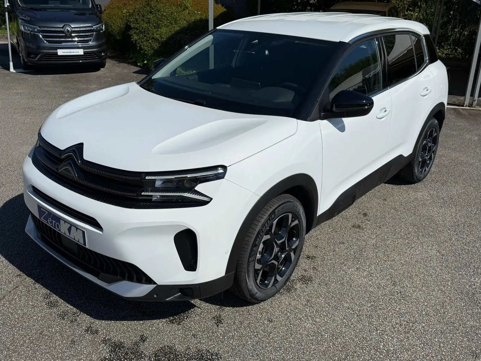 Citroën C5 Aircross blanc banquise en vue 3/4 avant droit, avec jantes noires et toit contrasté noir.