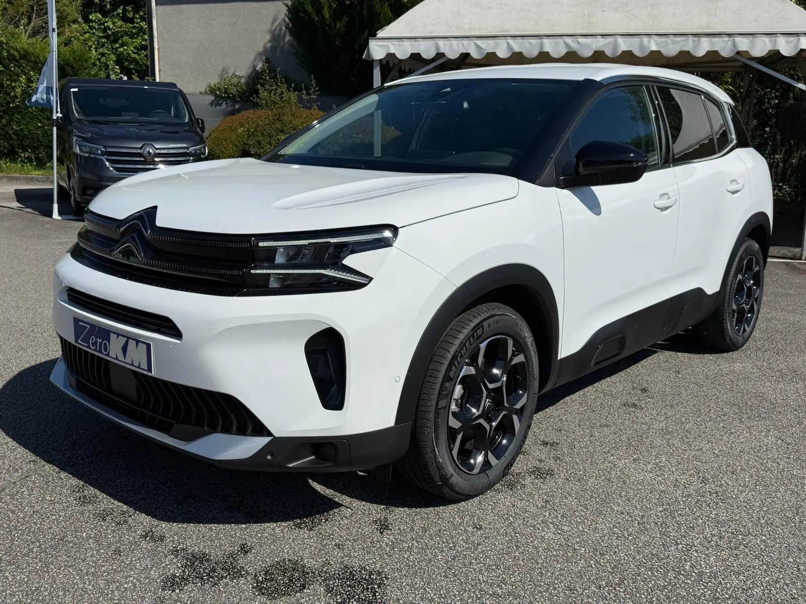 Citroën C5 Aircross blanc banquise en 3/4 avant droit avec jantes noires et toit contrasté noir.