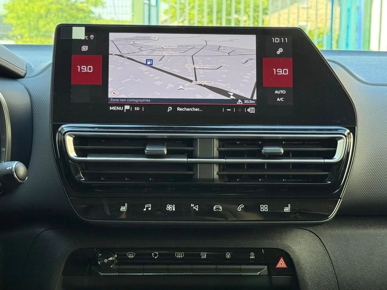 Tableau de bord du Citroën C5 Aircross hybride 2024 avec écran tactile affichant la navigation et commandes climatisation.