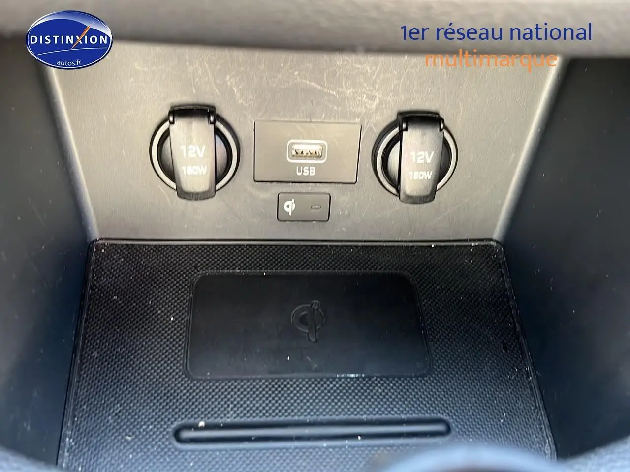 Prise USB et deux prises 12V avec plateau de recharge sans fil dans une Hyundai i30 gris argent 2024.