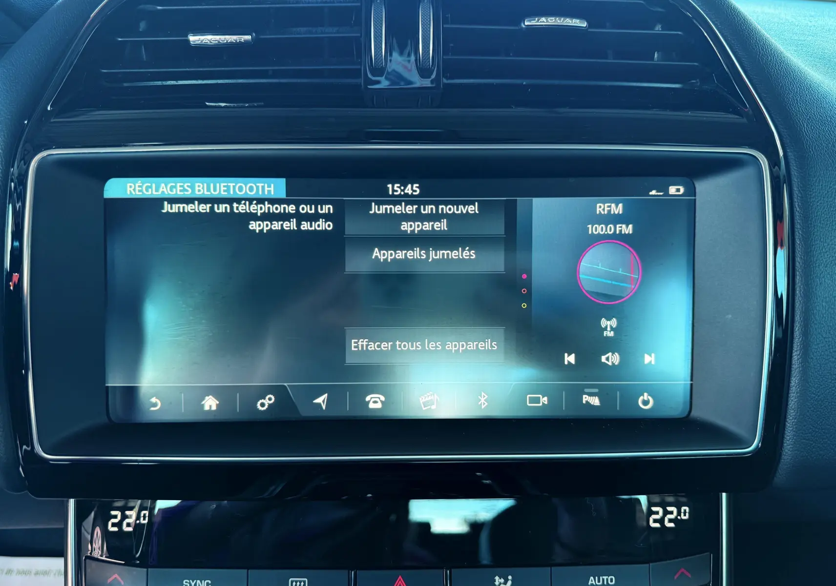 Écran tactile central de la Jaguar XE 2019 affichant les réglages Bluetooth dans un intérieur noir.