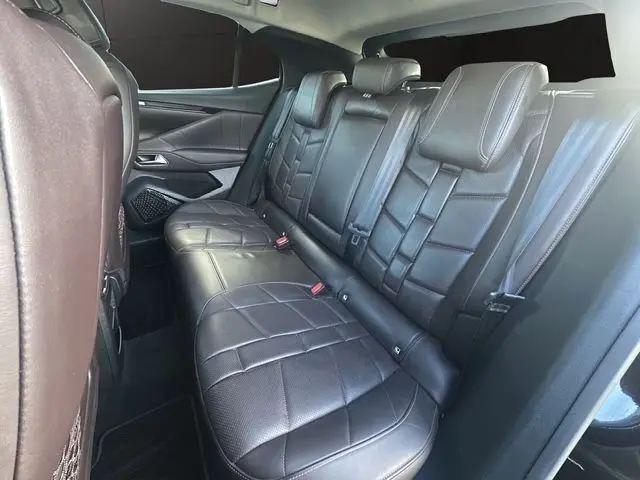 Vue latérale du siège arrière en cuir noir du DS4 1.5 BLUEHDI 130 RIVOLI 2022, intérieur spacieux et raffiné.