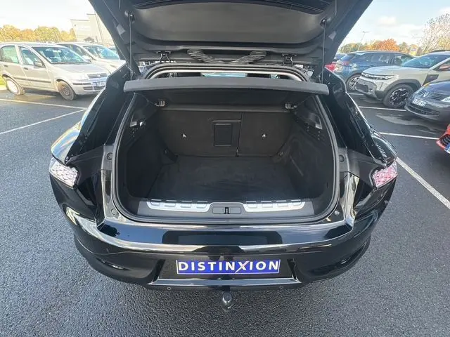 Coffre ouvert d'une DS4 noire vue de l'arrière, mettant en valeur l'espace de chargement et la finition soignée.