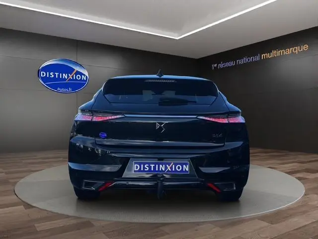Vue arrière du DS4 noir 2022 version 1.5 BlueHDi 130 Rivoli automatique, avec feux LED et logo DS bien visibles.