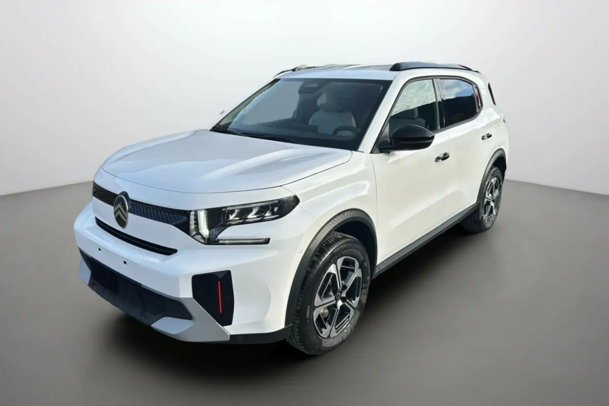 Citroën C3 Aircross blanc banquise vue 3/4 avant droit avec jantes alu et toit noir contrasté.