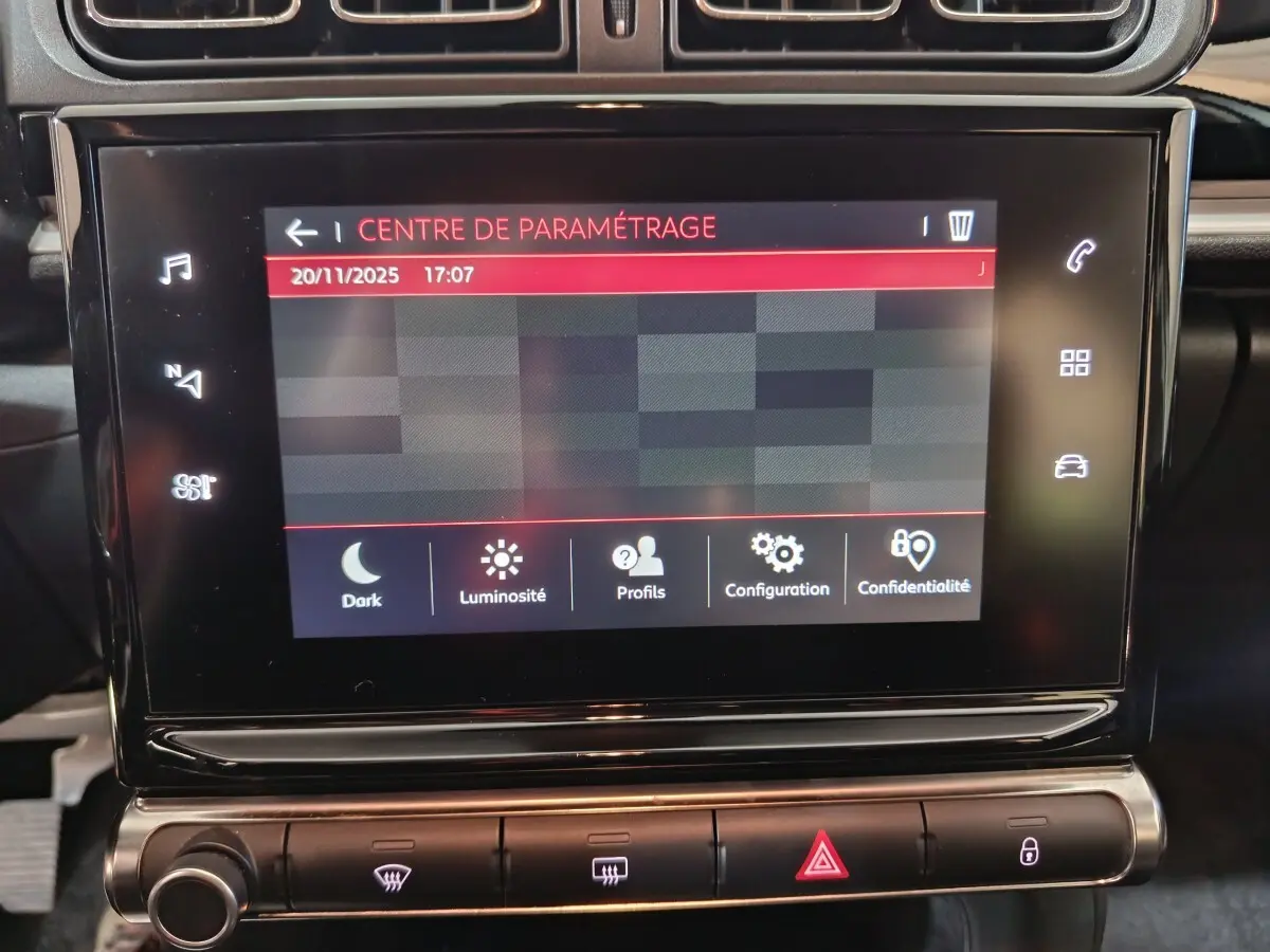 Écran tactile central du tableau de bord de la Citroën C3 gris foncé, affichant le centre de paramétrage.