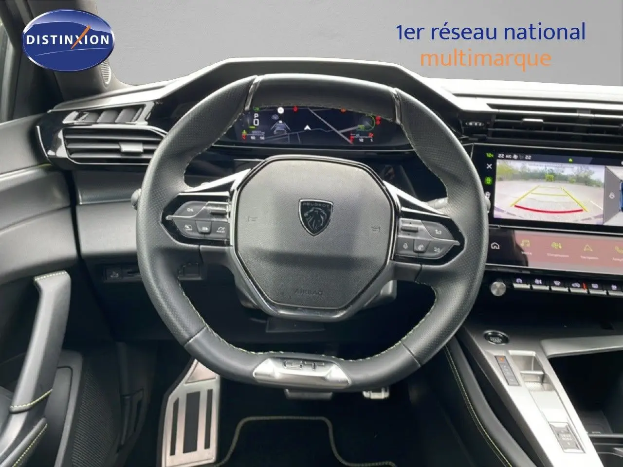 Vue intérieure centrée sur le volant cuir noir et le tableau de bord numérique du Peugeot 408 Hybrid 2024.