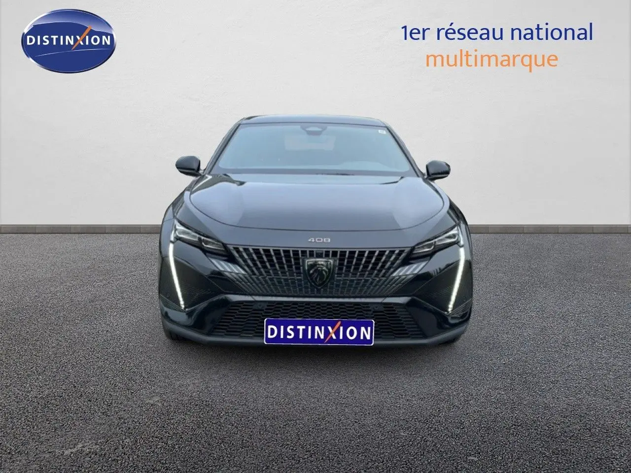 Vue frontale d'une Peugeot 408 Hybrid 145ch GT noire métal avec feux diurnes LED en forme de griffes allumés.
