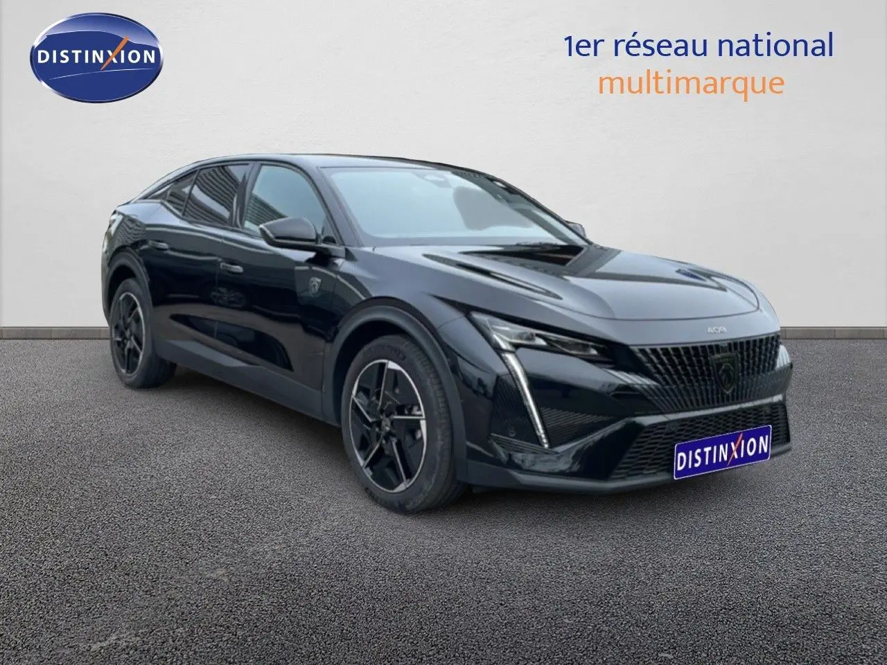 Peugeot 408 Hybrid 145ch GT noir métal en 3/4 avant droit, avec calandre distinctive et jantes noires.