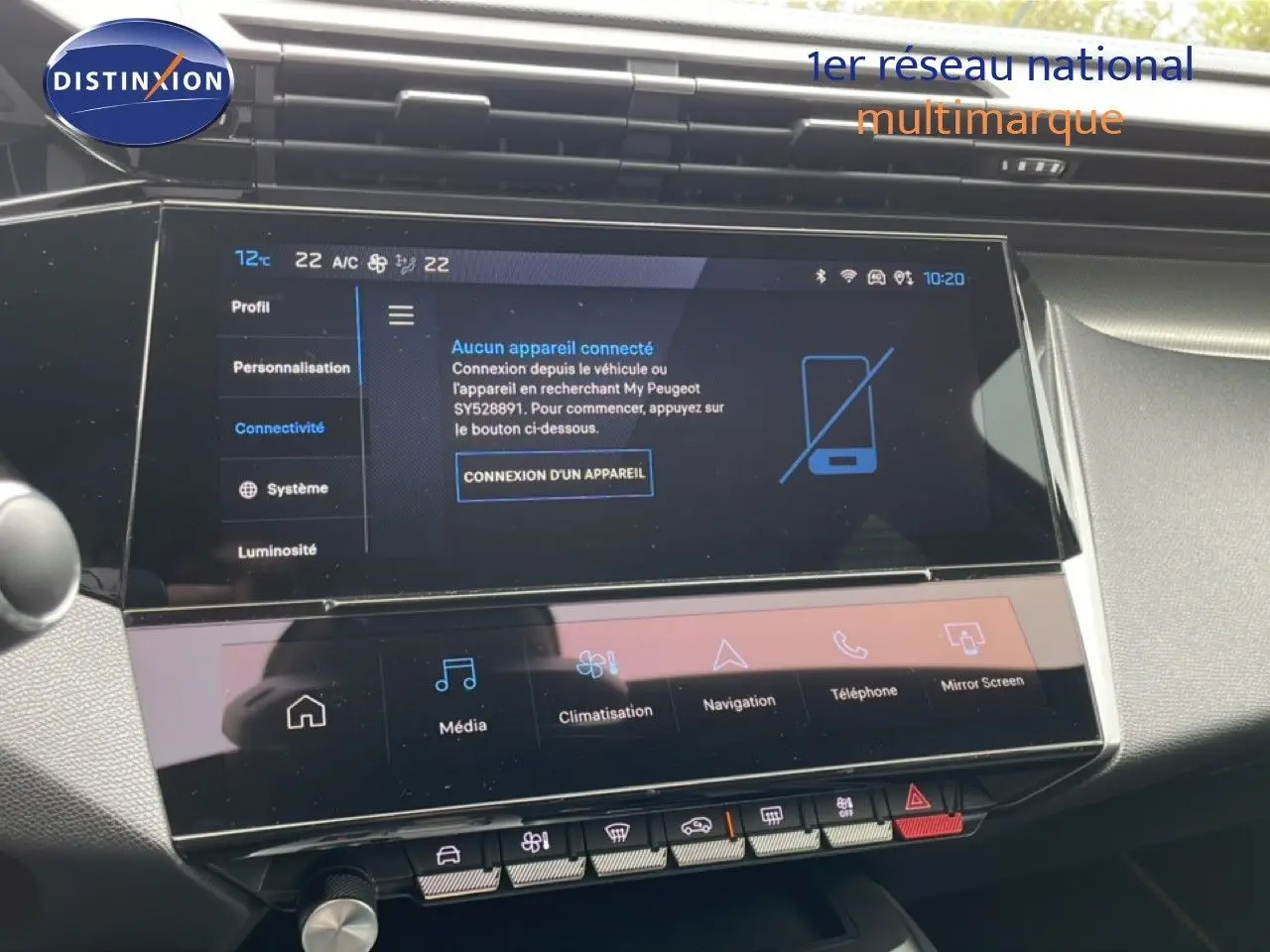 Écran tactile central du tableau de bord de la Peugeot 408 Hybrid 145ch GT 2024, interface connectivité et climatisation visible.