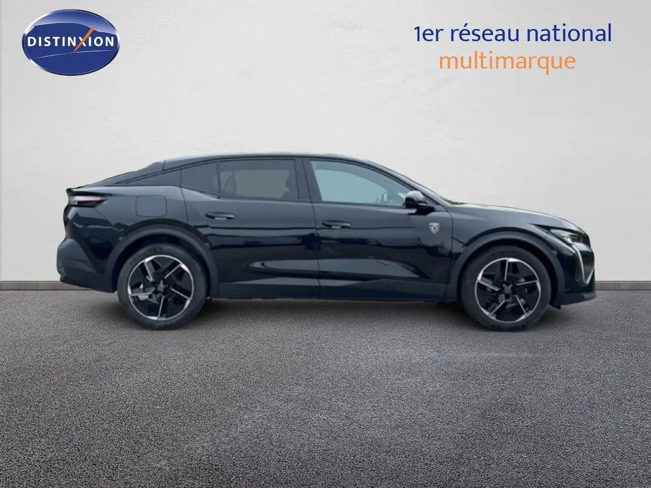 Profil latéral droit d'une Peugeot 408 HYBRID 145CH GT noire métal avec jantes noires et détails modernes.