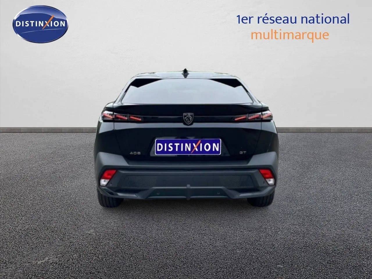 Vue arrière d'une Peugeot 408 HYBRID 145CH GT noire métal, avec feux arrière LED et logo distinctif au centre.
