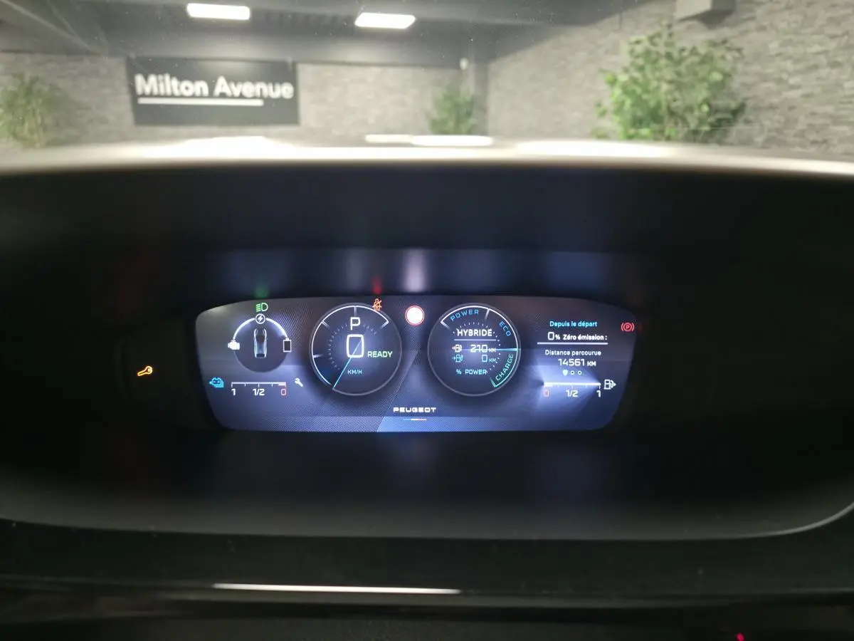 Combiné numérique 10 pouces de Peugeot 408 hybride rechargeable, affichage mode hybride et informations de conduite.