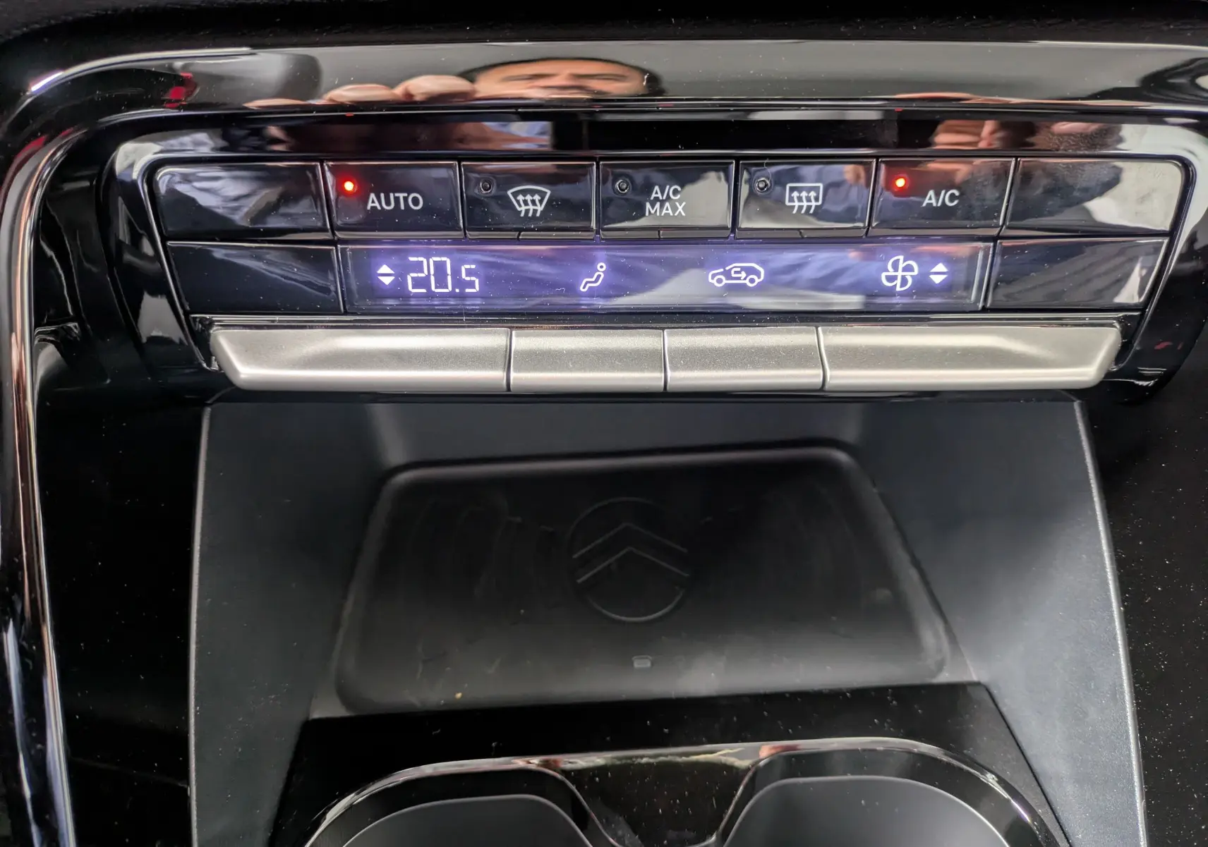 Vue rapprochée de la console centrale du Citroën C3 Aircross 2026, affichant la climatisation digitale à 20,5°C.