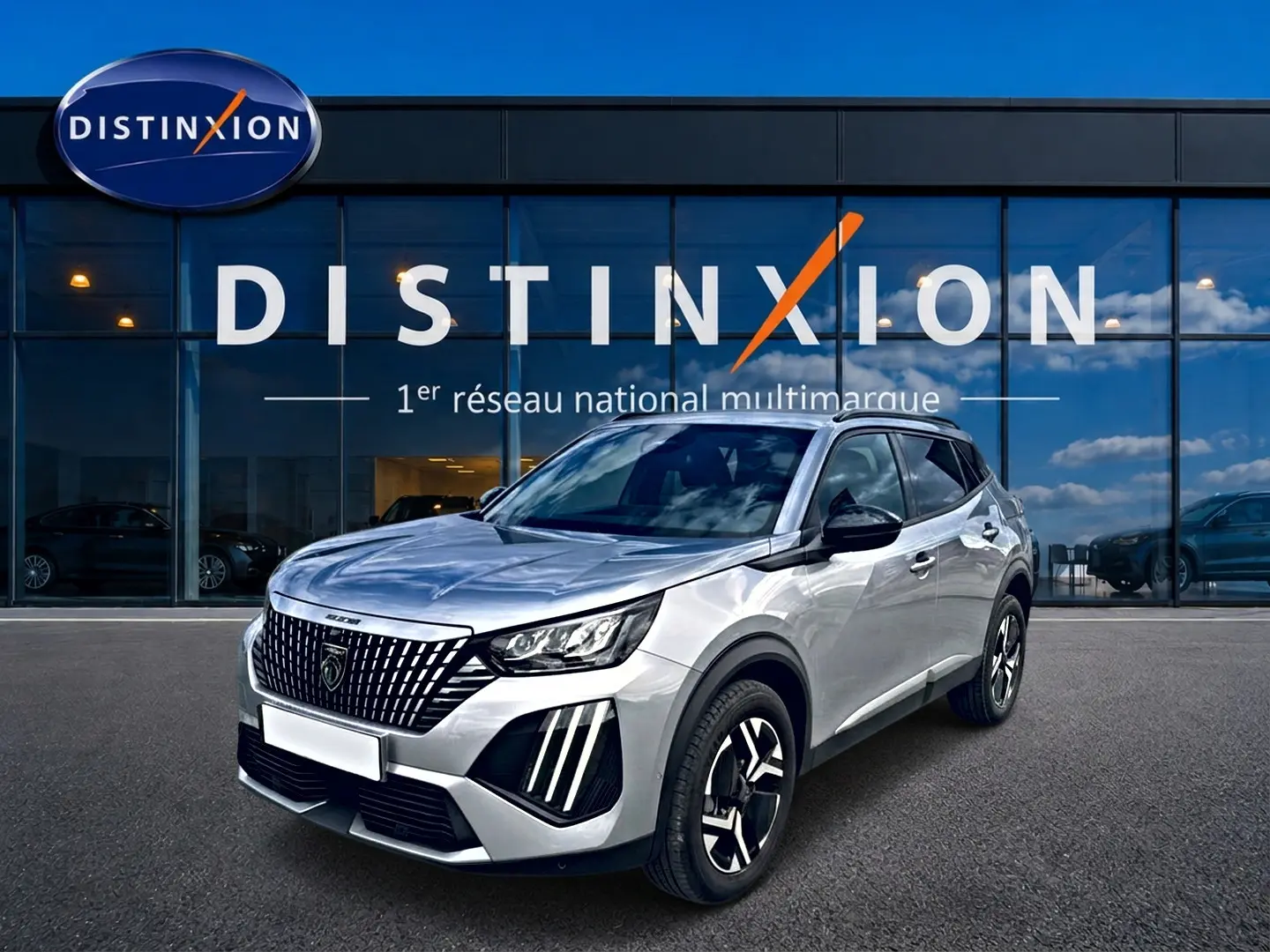 Peugeot 2008 gris Artense en 3/4 avant droit, avec calandre distinctive et jantes alliage noires.
