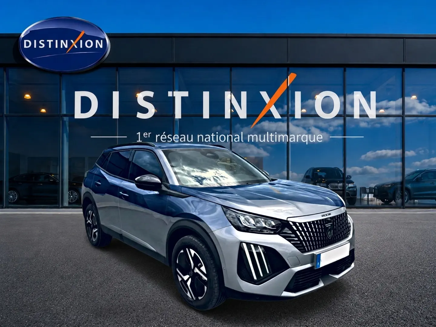 Peugeot 2008 gris artense en 3/4 avant droit, avec calandre distinctive et jantes alu noires et argentées.