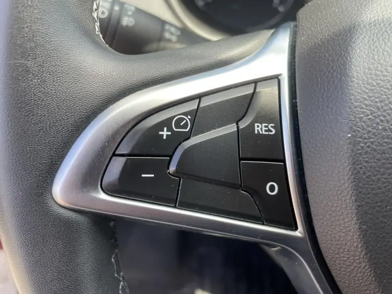 Gros plan sur les commandes de régulateur de vitesse au volant du Dacia Duster TCE 150 Prestige 2020.