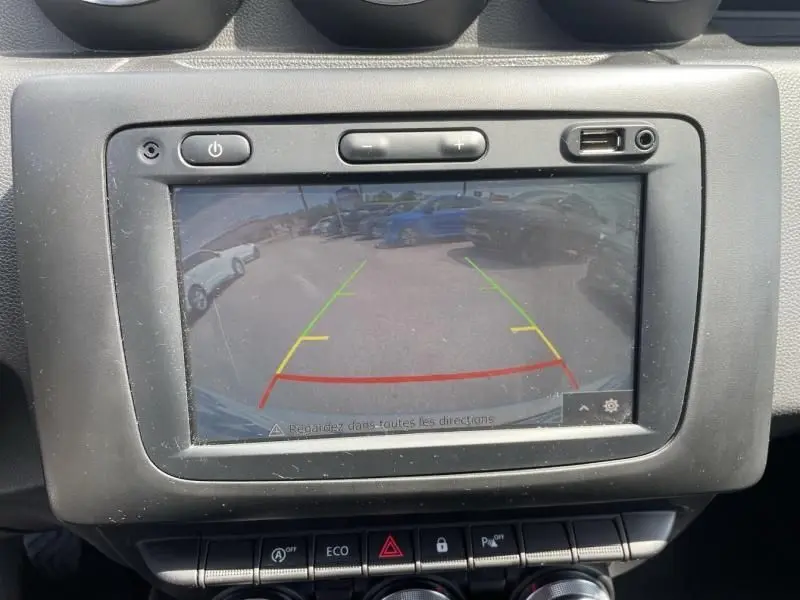 Écran de caméra de recul du Dacia Duster TCE 150 Prestige 4x2 2020 montrant le parking derrière le véhicule.