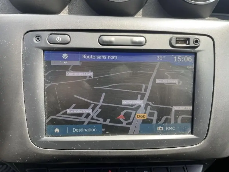 Écran tactile du système de navigation du Dacia Duster TCE 150 Prestige 4x2 2020, affichant une carte routière.