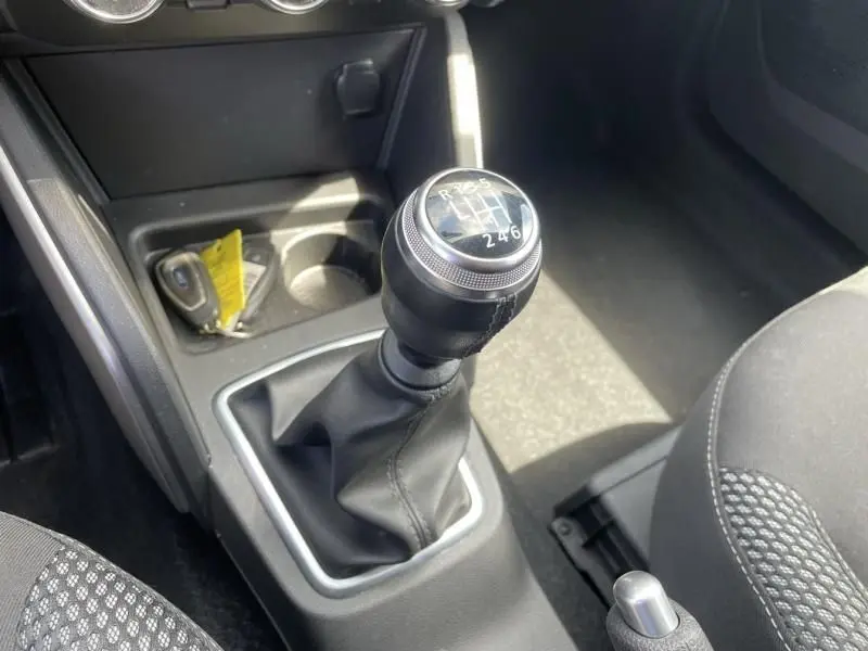 Le levier de vitesses manuel du Dacia Duster TCE 150 Prestige 4x2 2020, intérieur noir avec coutures grises.