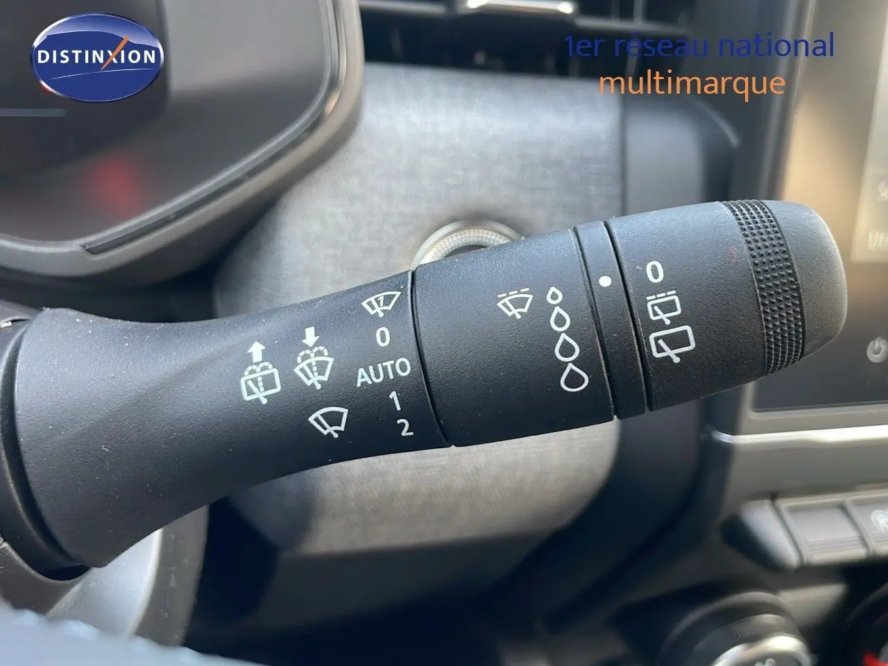 Gros plan sur la commande d’essuie-glace de la Renault Clio 1.5 DCI 100ch Evolution 2025, intérieur noir.